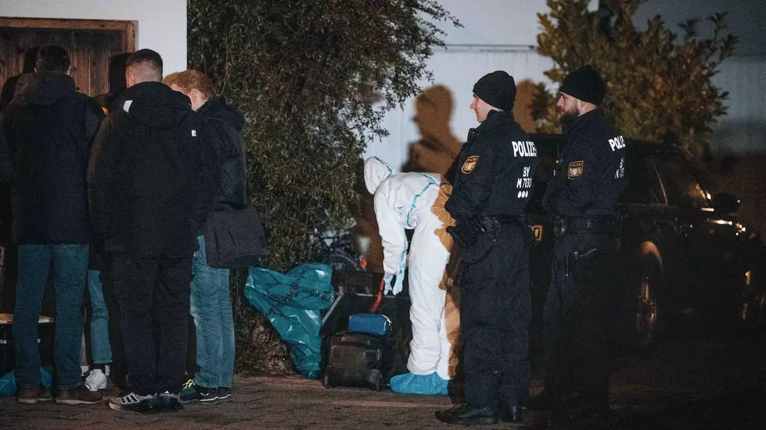 Anwohner hatten am Samstag die Polizei gerufen, weil sie Hilfeschreie gehört hatten. - Bild: Sebastian Pieknik/NEWS5/dpa