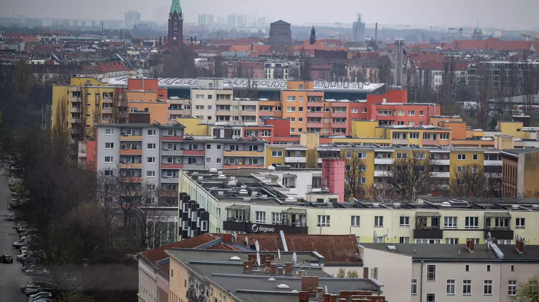Wo die Mietpreisbremse gilt, die für Gebiete mit angespanntem Wohnungsmarkt gedacht ist, legen die Länder fest. (Symbolbild) - Bild: Monika Skolimowska/dpa