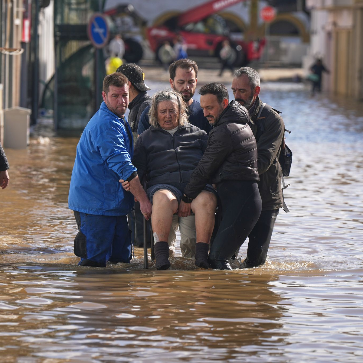 Zehntausende Helfer sind in Portugal und Spanien seit Wochen im Einsatz gegen die Folgen einer ganzen Serie schwerer Winterstürme. - Foto: Ana Brigida/AP/dpa