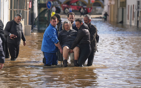 Zehntausende Helfer sind in Portugal und Spanien seit Wochen im Einsatz gegen die Folgen einer ganzen Serie schwerer Winterstürme. - Foto: Ana Brigida/AP/dpa