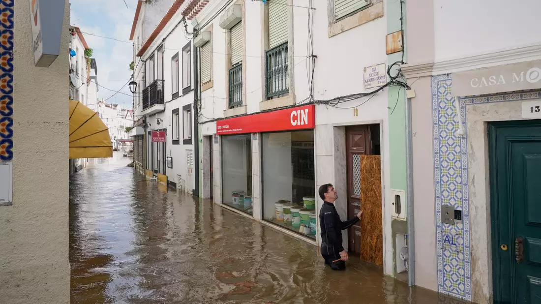 In vielen Städten Portugals wie hier in Alcacer do Sal stand das Wasser fast hüfthoch in den Straßen. - Bild: Ana Brigida/AP/dpa