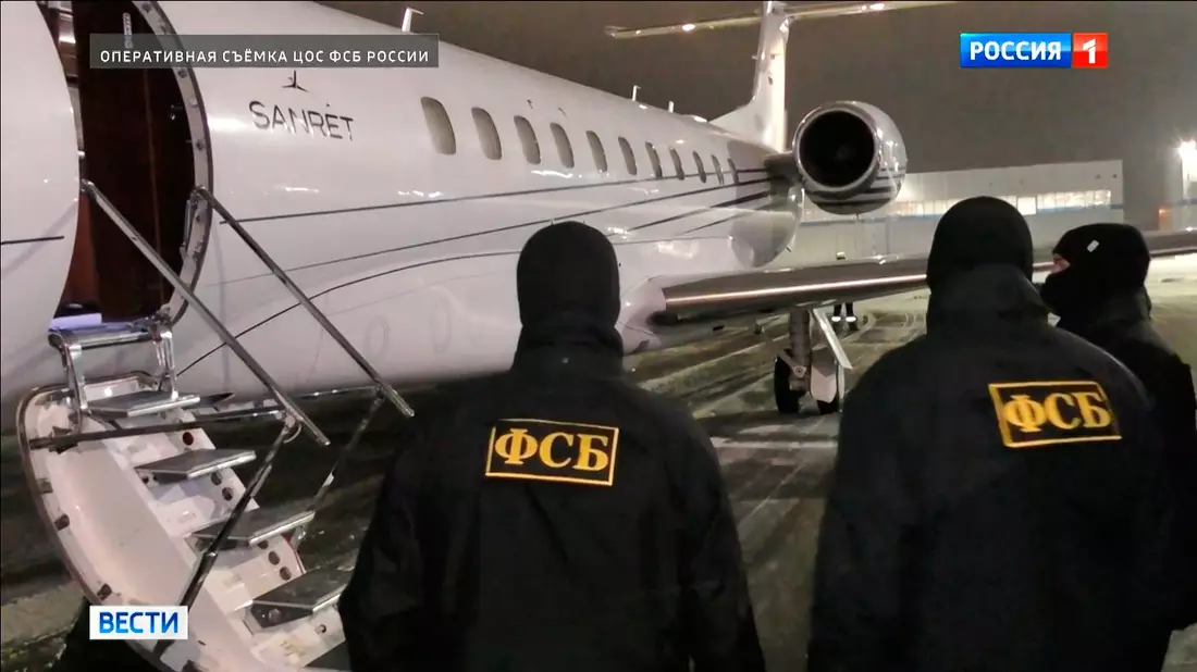 Nach Angaben des russischen Inlandsgeheimdienstes FSB wurde der Verdächtige in den Vereinigten Arabischen Emiraten festgenommen und nach Russland überstellt. - Bild: Uncredited/Russian Federal Security Service via AP/dpa