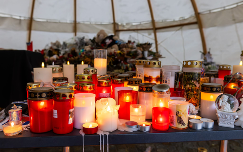 Menschen haben Kerzen und Blumen für die Opfer abgelegt. (Archivbild)  - Foto: Philipp von Ditfurth/dpa