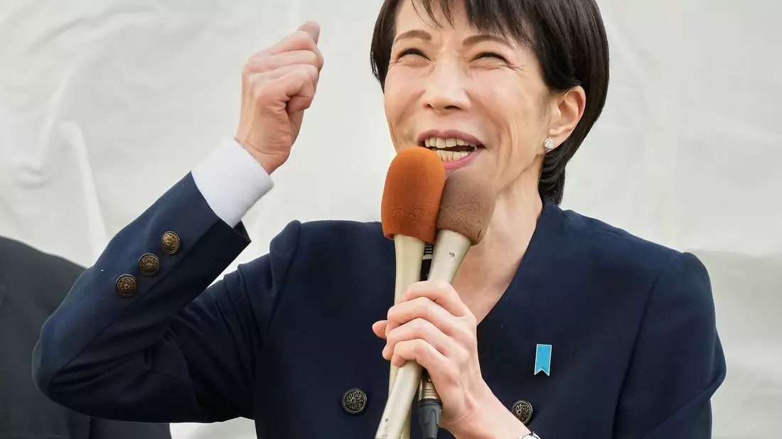 Japans neue Regierungschefin Takaichi hat bei der Unterhauswahl Berichten zufolge einen Sieg eingefahren.  - Bild: Eugene Hoshiko/AP/dpa
