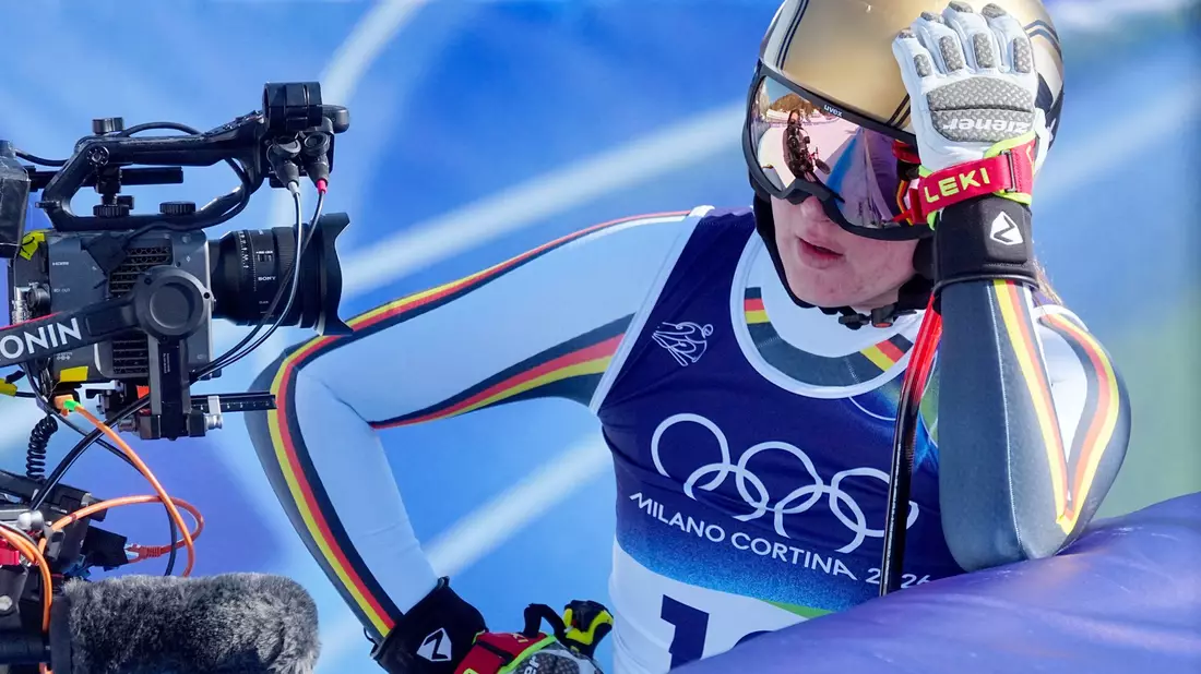 Emma Aicher fuhr knapp an der Bestzeit vorbei und musste dann den Crash von Lindsey Vonn mit ansehen. - Bild: Michael Kappeler/dpa