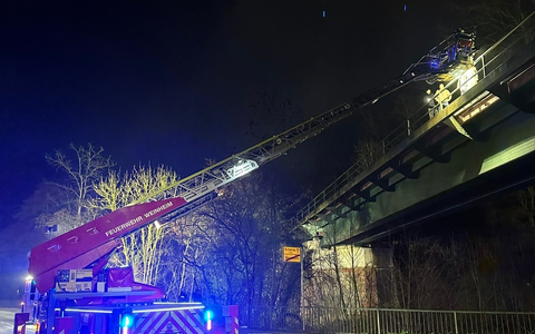 FW Weinheim: Feuerwehr rettet vier junge Menschen aus unwegsamem Gelände - Foto: presseportal.de