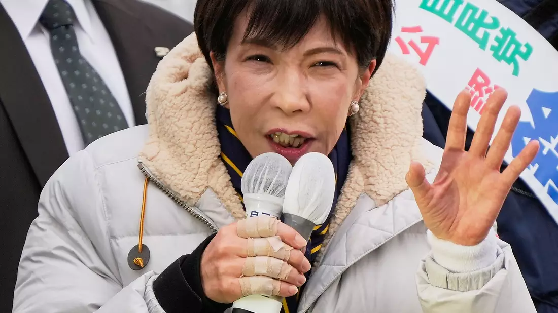 Japans neue Regierungschefin Takaichi hat einen haushohen Wahlsieg errungen.    - Bild: Eugene Hoshiko/AP/dpa