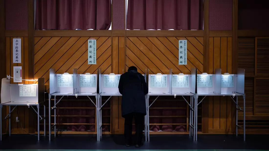Japans Wählerinnen und Wähler haben der Regierungspartei LDP trotz früherer Skandale wieder eine Mehrheit verschafft.  - Bild: Louise Delmotte/AP/dpa