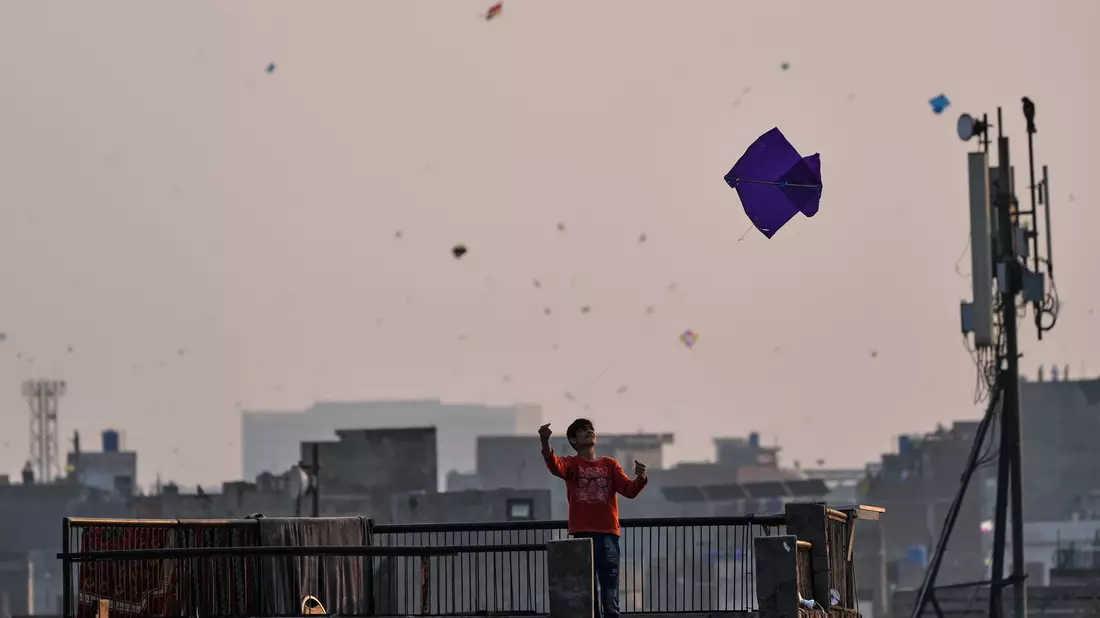 Auch für viele Kinder ist Drachensteigen in Pakistan ein beliebtes Hobby. (Archivbild) - Bild: K.M. Chaudary/AP/dpa
