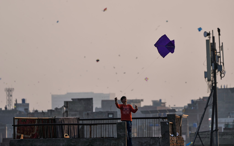 Auch für viele Kinder ist Drachensteigen in Pakistan ein beliebtes Hobby. (Archivbild) - Foto: K.M. Chaudary/AP/dpa