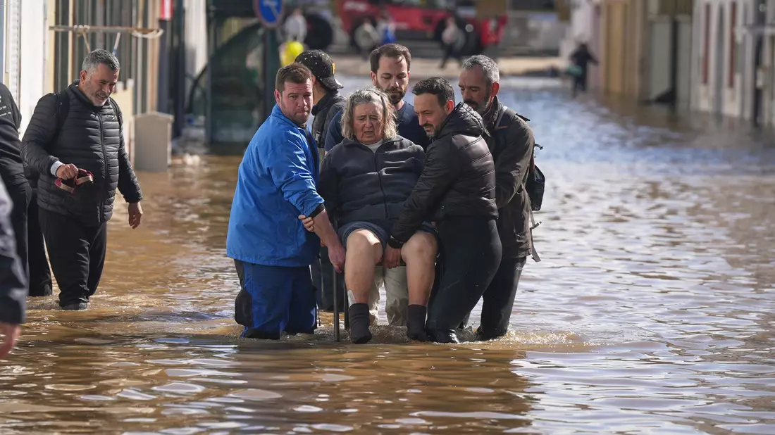 Zehntausende Helfer sind in Portugal und Spanien seit Wochen gegen die Folgen einer ganzen Serie schwerer Winterstürme im Einsatz. - Bild: Ana Brigida/AP/dpa
