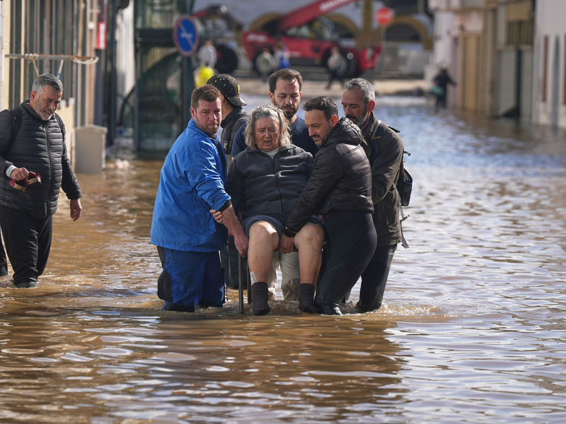 Zehntausende Helfer sind in Portugal und Spanien seit Wochen gegen die Folgen einer ganzen Serie schwerer Winterstürme im Einsatz. - Foto: Ana Brigida/AP/dpa