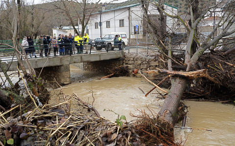 Die vielen Stürme richteten große Schäden an. - Foto: Gogo Lobato/EUROPA PRESS/dpa