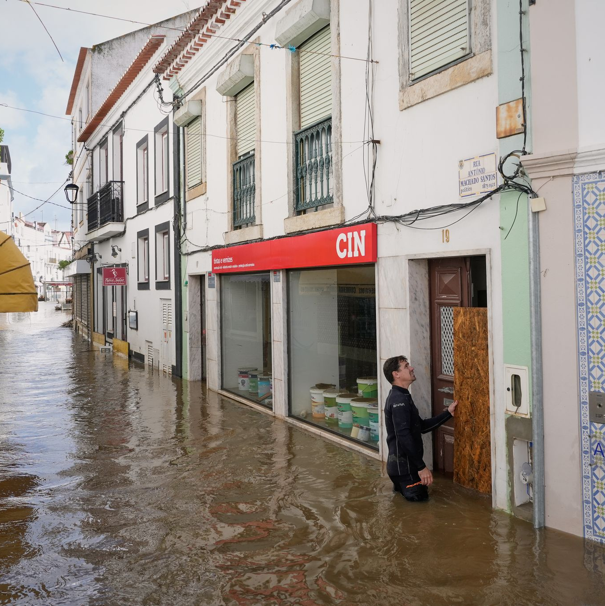 In vielen Städten Portugals wie hier in Alcacer do Sal stand das Wasser zeitweise fast hüfthoch in den Straßen. - Foto: Ana Brigida/AP/dpa