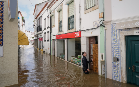 In vielen Städten Portugals wie hier in Alcacer do Sal stand das Wasser zeitweise fast hüfthoch in den Straßen. - Foto: Ana Brigida/AP/dpa