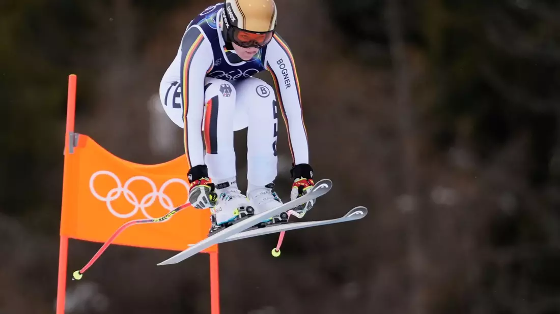 Emma Aicher rast bei der Olympia-Abfahrt zu Silber. - Bild: Robert F. Bukaty/AP/dpa