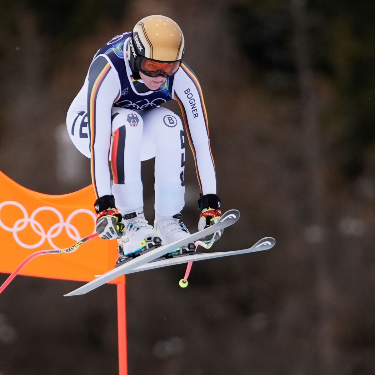 Emma Aicher rast bei der Olympia-Abfahrt zu Silber. - Foto: Robert F. Bukaty/AP/dpa