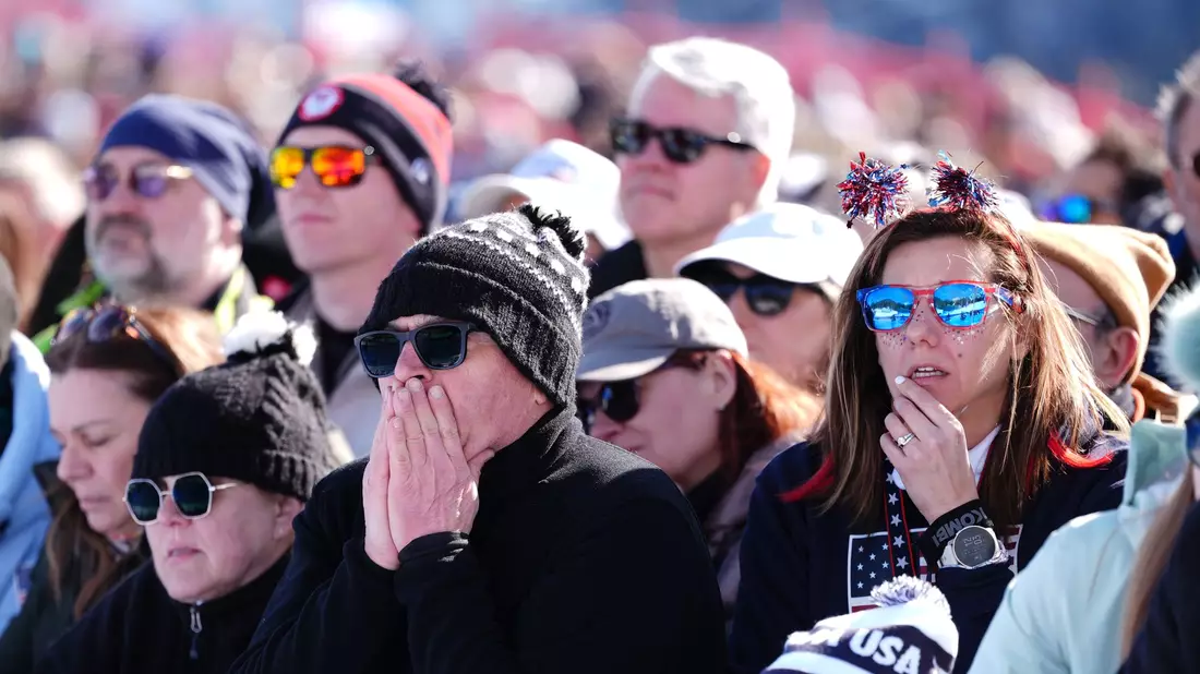 Das Publikum im Zielraum reagierte entsetzt auf den Sturz von Lindsey Vonn. - Bild: Andrew Milligan/PA Wire/dpa