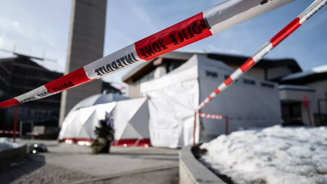 Soll schnell wieder aufgebaut werden: Die Gedenksttte in Crans-Montana. - Bild: Alessandro Della Valle/KEYSTONE/dpa