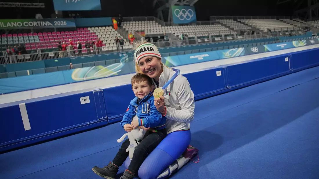 Francesca Lollobrigida feiert mit ihrem kleinen Sohn Tommaso den Olympiasieg. - Bild: Christophe Ena/AP/dpa