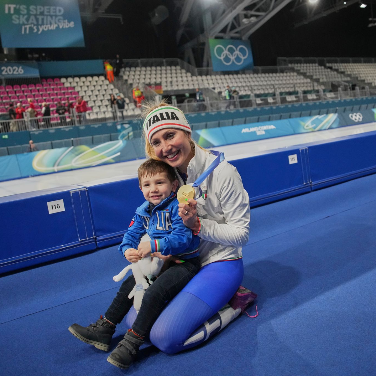 Francesca Lollobrigida feiert mit ihrem kleinen Sohn Tommaso den Olympiasieg. - Foto: Christophe Ena/AP/dpa