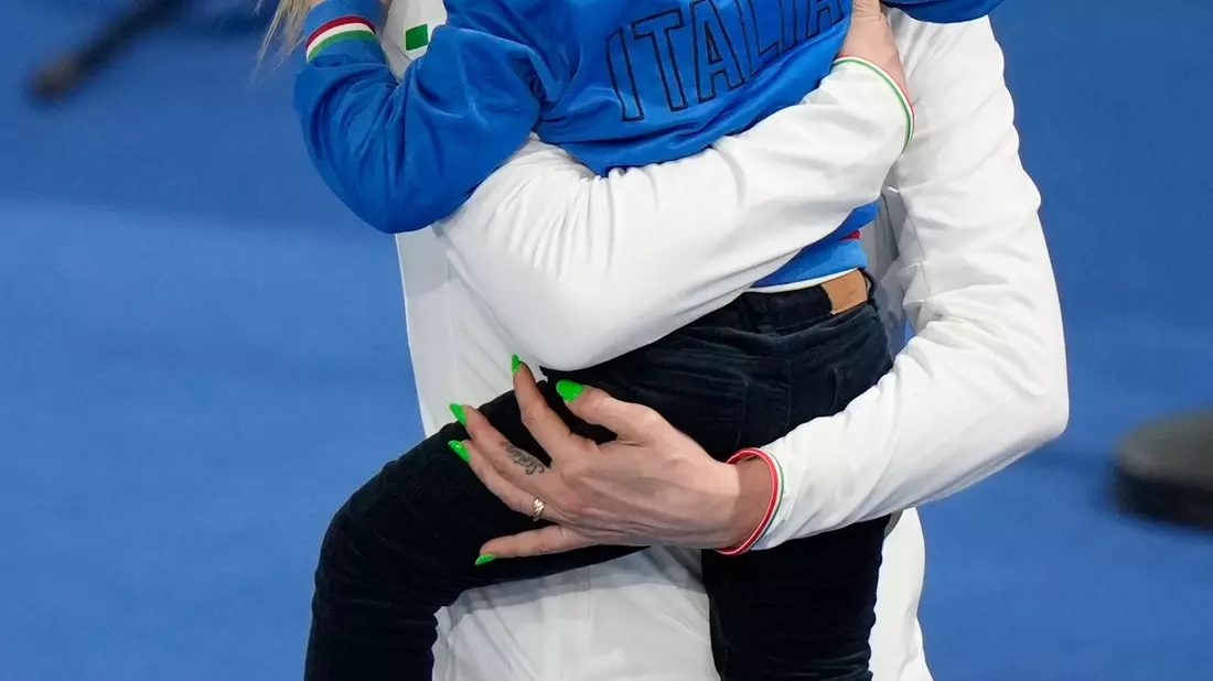 Francesca Lollobrigida feierte ihren Gold-Coup mit ihrem Sohn Tommaso. - Bild: Luca Bruno/AP/dpa