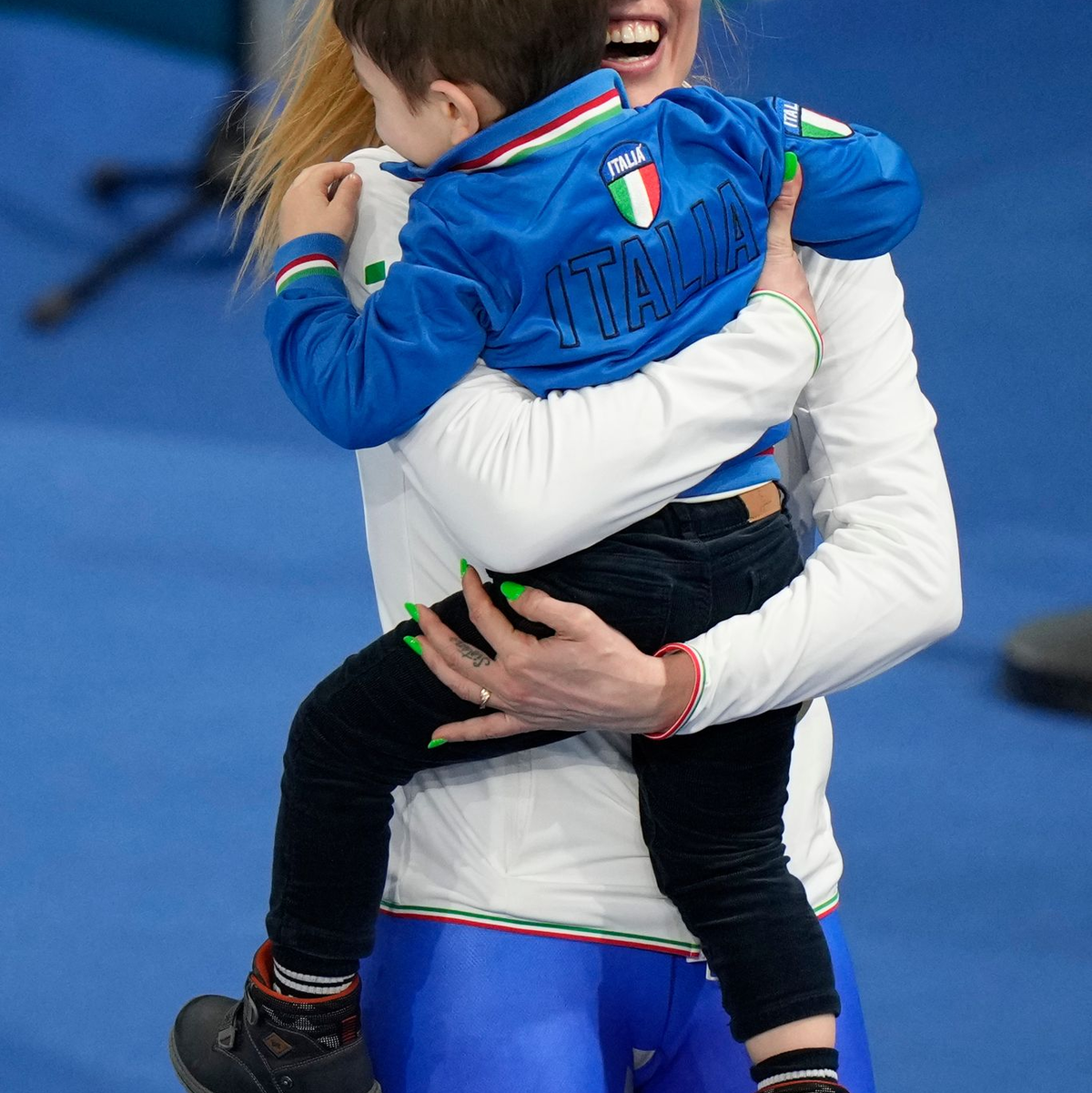 Francesca Lollobrigida feierte ihren Gold-Coup mit ihrem Sohn Tommaso. - Foto: Luca Bruno/AP/dpa