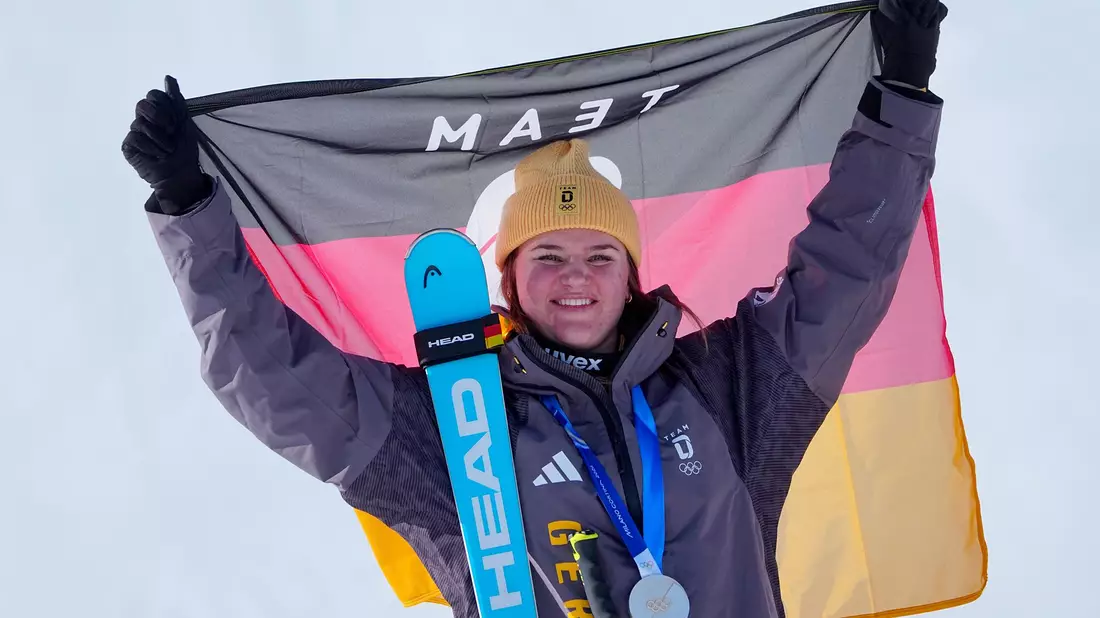 Olympia-Silber in der Abfahrt: Deutschlands Ski-Juwel Emma Aicher. - Bild: Michael Kappeler/dpa