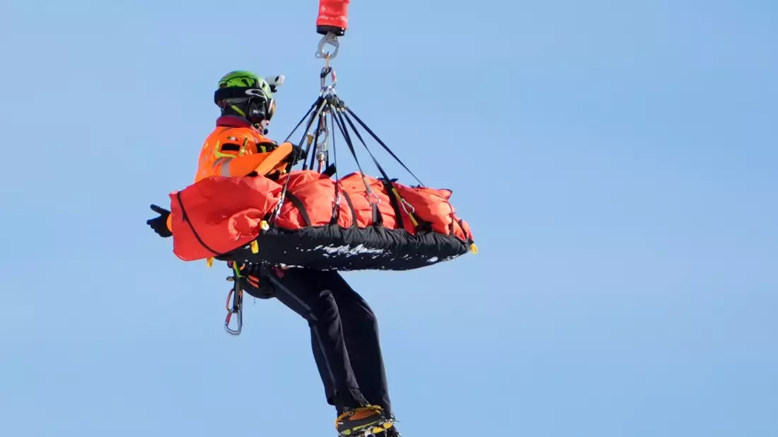 Lindsey Vonn wird nach ihrem schweren Unfall abtransportiert. - Bild: Jacquelyn Martin/AP/dpa