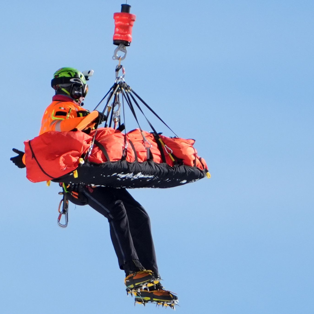 Lindsey Vonn wird nach ihrem schweren Unfall abtransportiert. - Foto: Jacquelyn Martin/AP/dpa