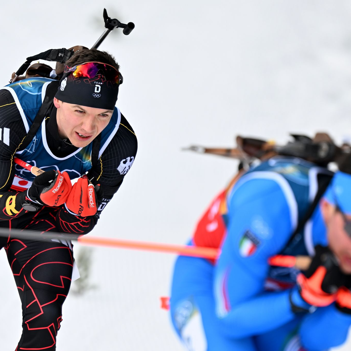 Justus Strelow (l) blieb fehlerfrei am Schießstand. - Foto: Hendrik Schmidt/dpa