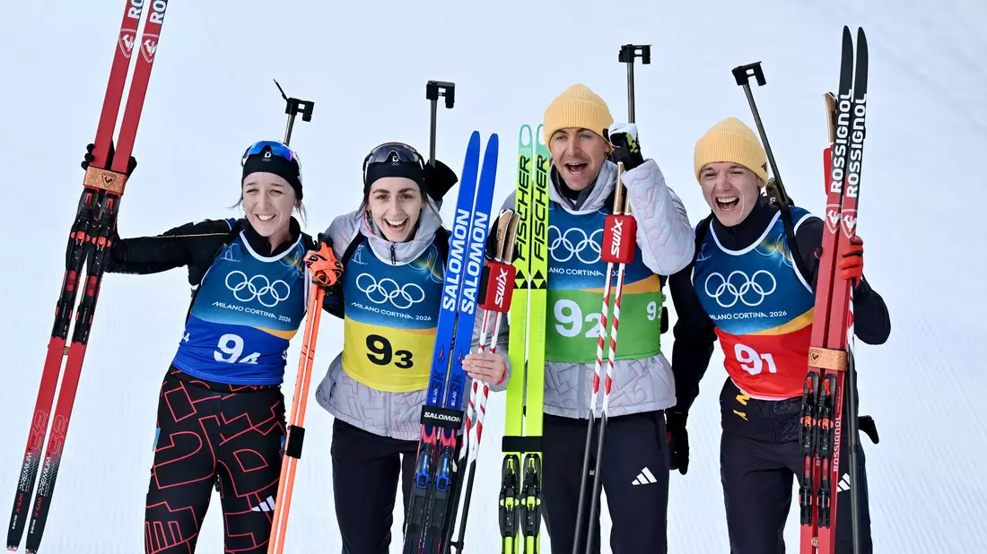 Das deutsche Team feiert Olympia-Bronze in Antholz. - Bild: Hendrik Schmidt/dpa