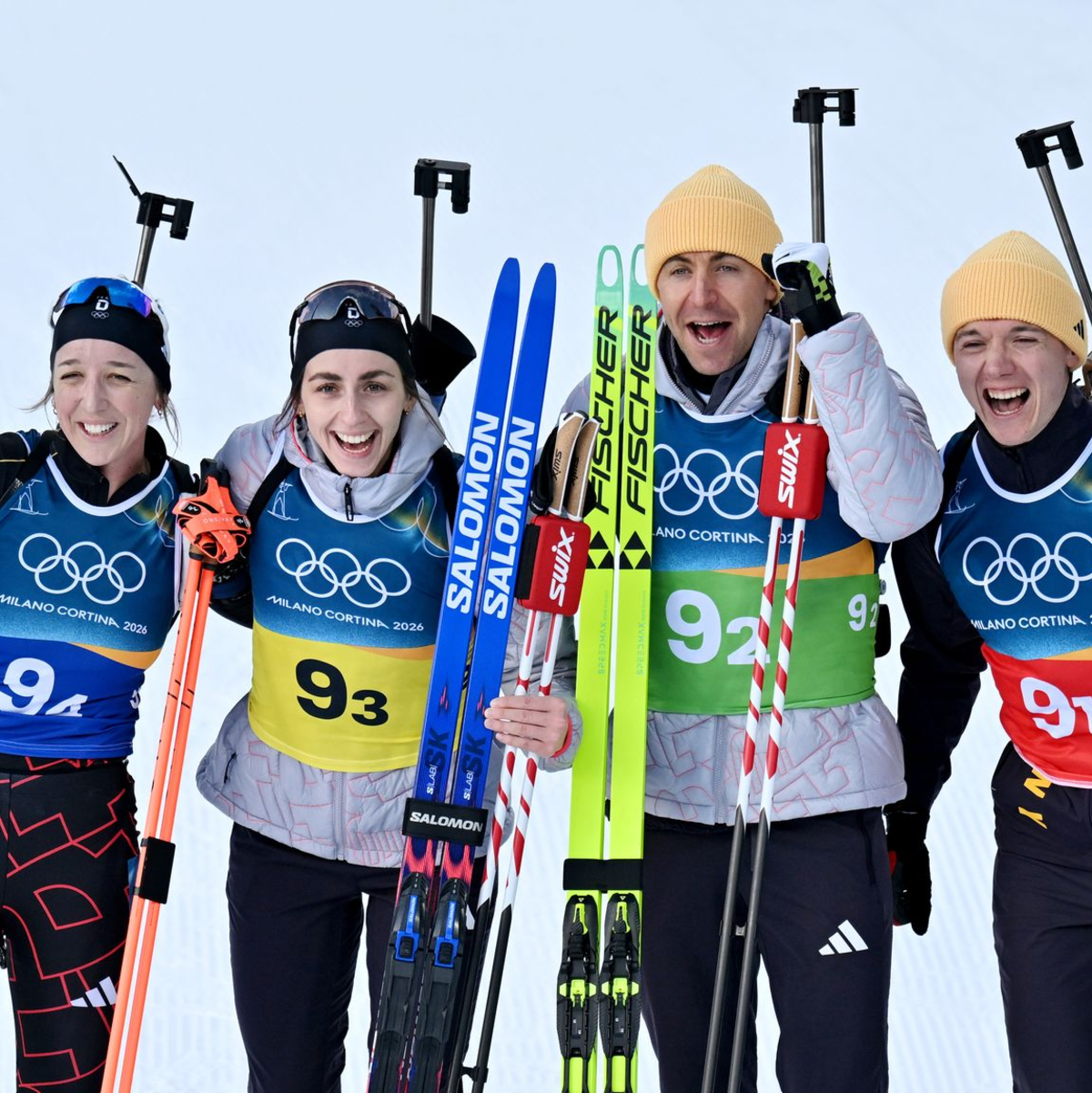 Das deutsche Team feiert Olympia-Bronze in Antholz. - Foto: Hendrik Schmidt/dpa