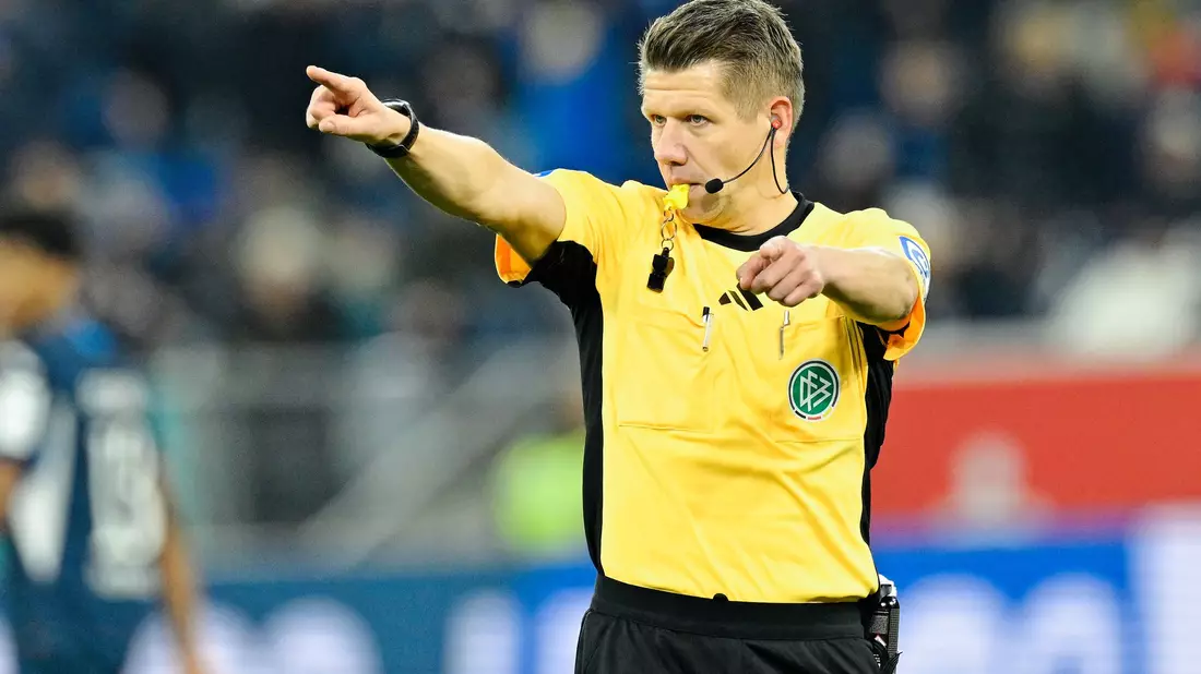 Schiedsrichter Patrick Ittrich hat eine Fehlentscheidung beim Spiel FSV Mainz 05 gegen FC Augsburg eingeräumt. (Archivbild) - Bild: Uwe Anspach/dpa