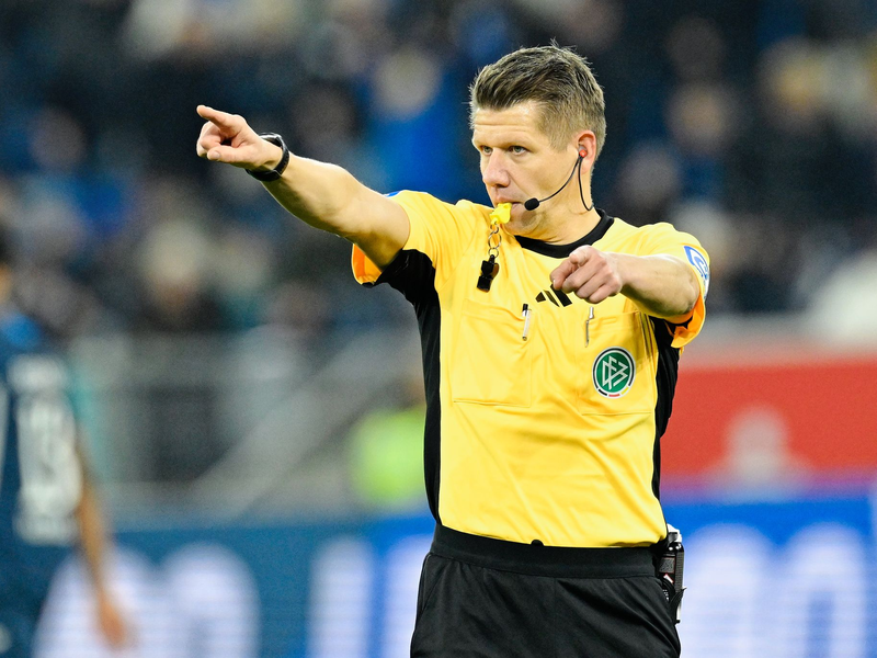 Schiedsrichter Patrick Ittrich hat eine Fehlentscheidung beim Spiel FSV Mainz 05 gegen FC Augsburg eingeräumt. (Archivbild) - Foto: Uwe Anspach/dpa