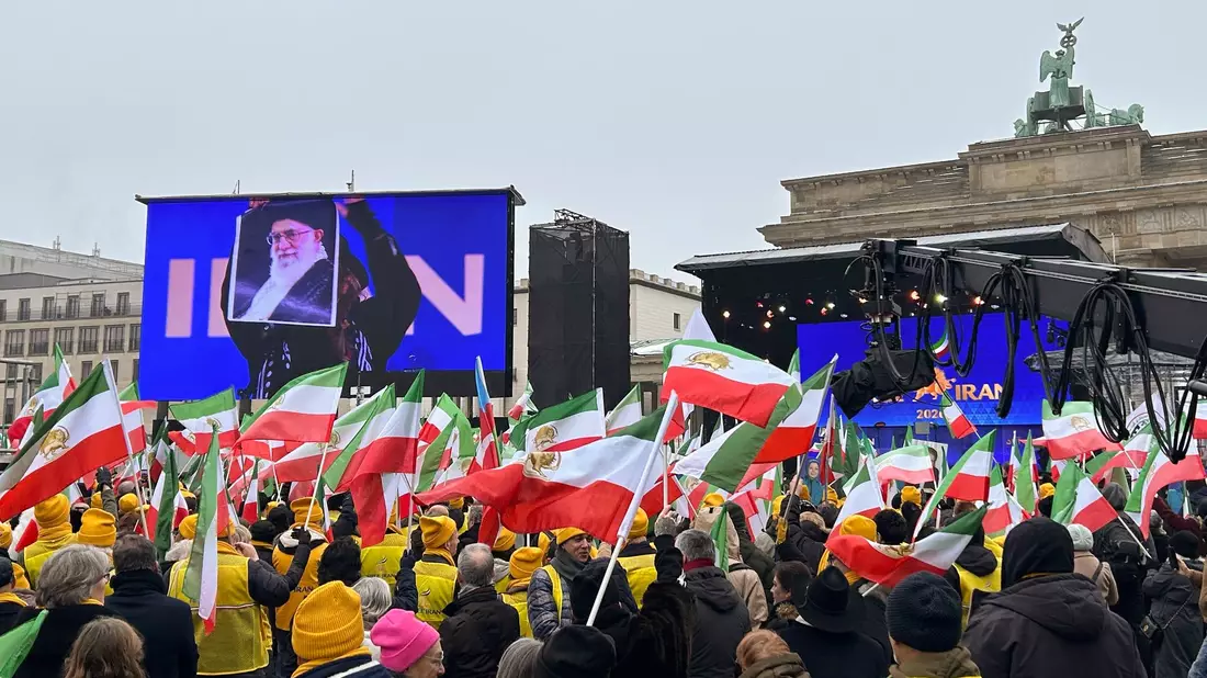 Tausende Menschen demonstrieren vor dem Brandenburger Tor für Freiheit im Iran. - Bild: Ole Rockrohr/dpa