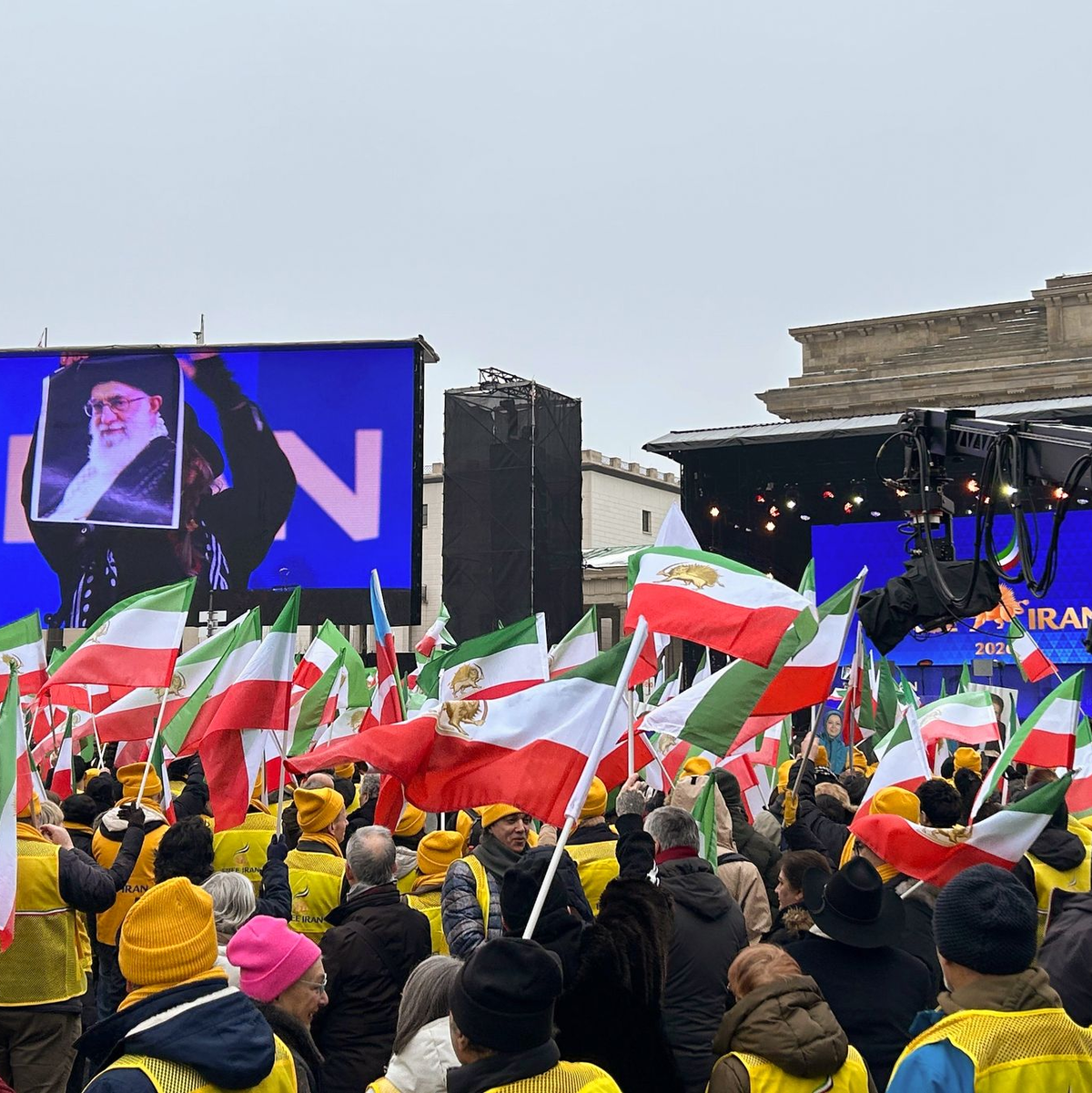 Tausende Menschen demonstrieren vor dem Brandenburger Tor für Freiheit im Iran. - Foto: Ole Rockrohr/dpa