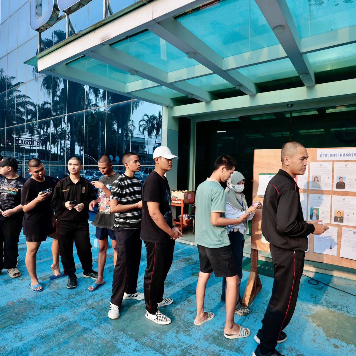 Politische Beobachter bezeichneten die Wahl als die bedeutendste in der Geschichte des Landes. - Foto: Wason Wanichakorn/AP/dpa