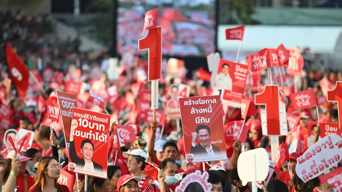 Die Pheu Thai ist eine der größten Parteien in Thailand.  - Bild: Kittinun Rodsupan/AP/dpa