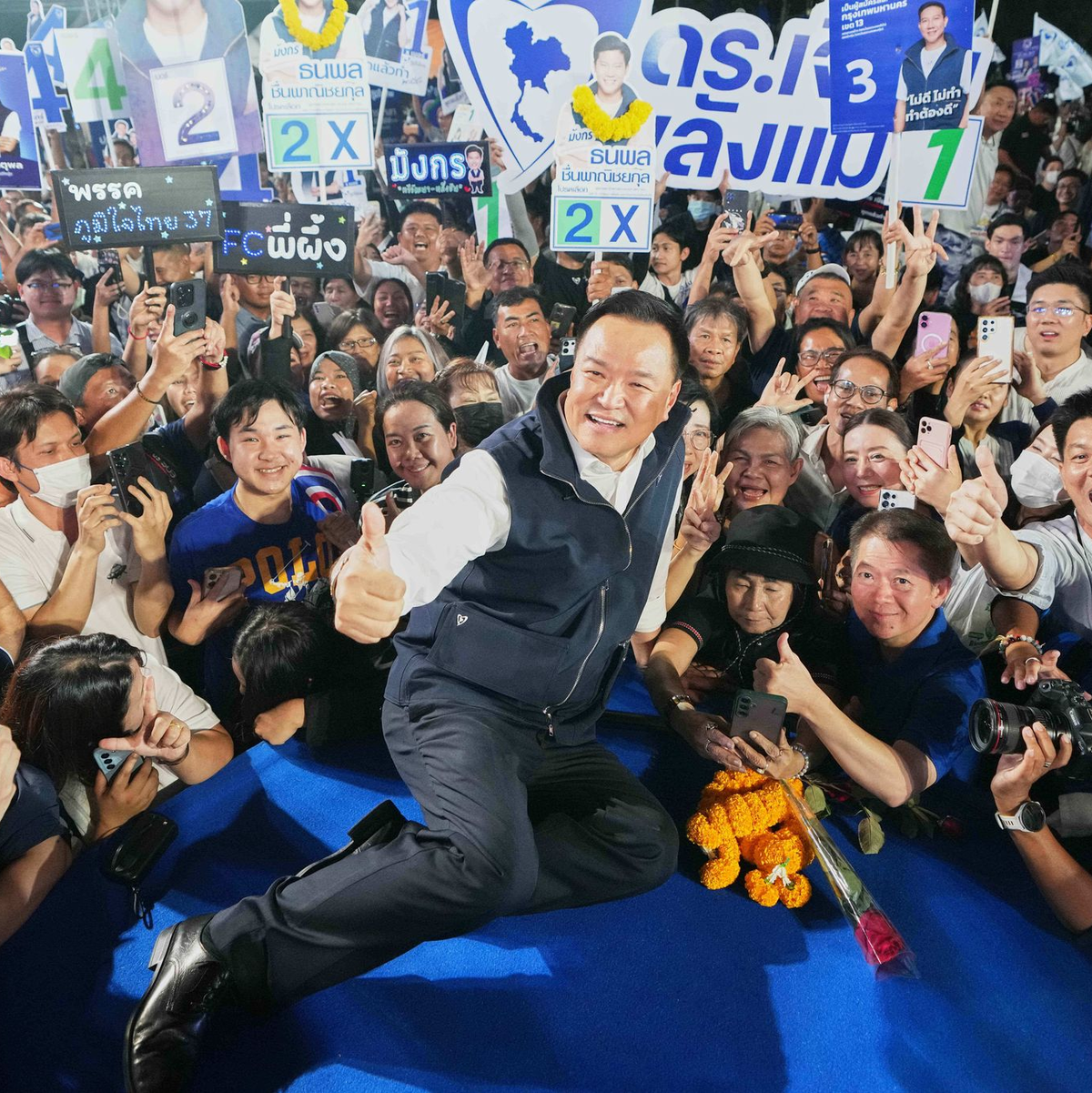 Ministerpräsident Anutin Charnvirakul kündigte die vorgezogene Neuwahl im Dezember an. (Archivbild) - Foto: Sakchai Lalit/AP/dpa