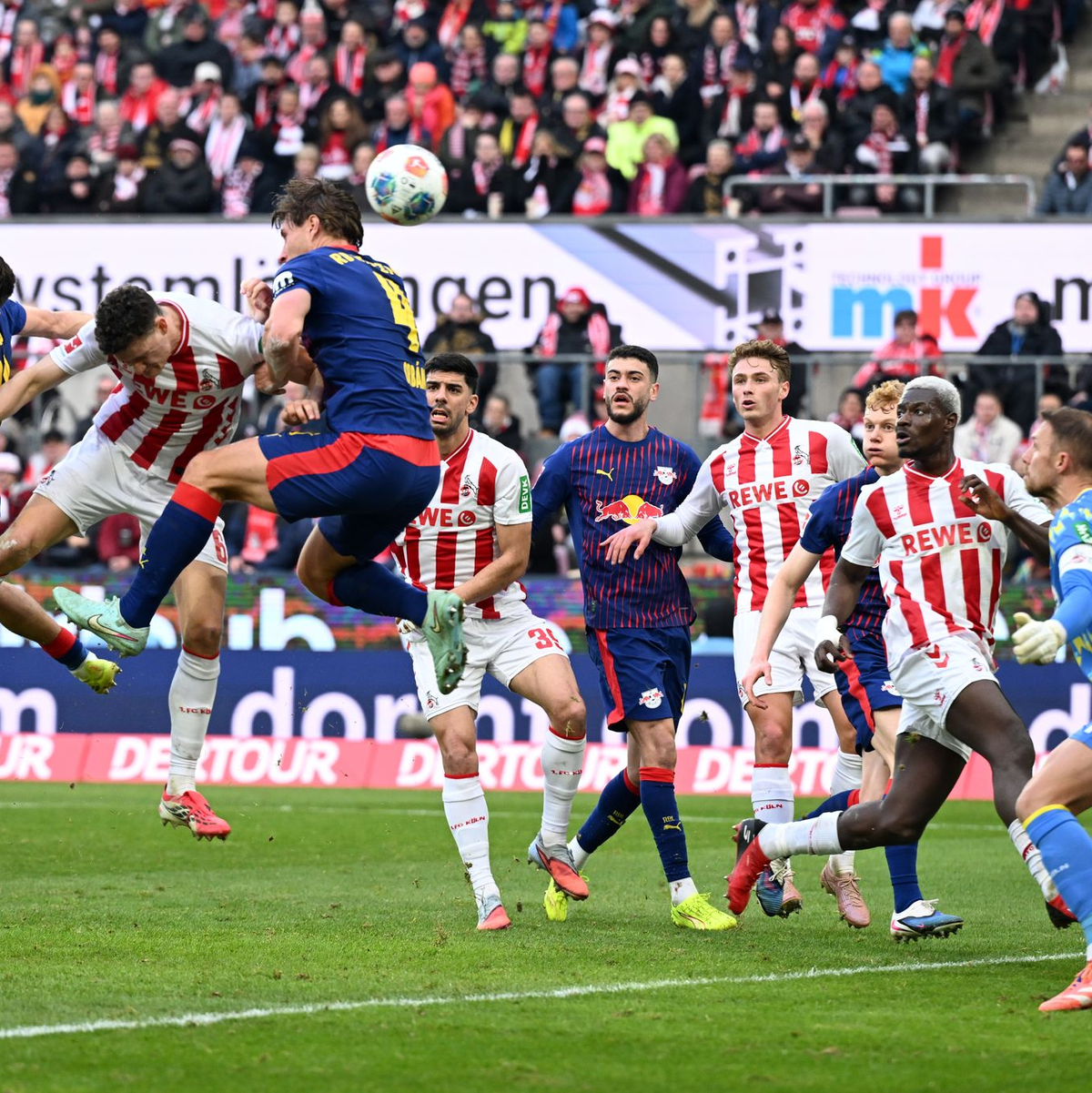 Christoph Baumgartner (l) traf per Kopf zur Leipziger Führung. - Foto: Federico Gambarini/dpa