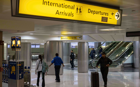 Pläne für verschärfte Einreiseregeln in die USA sorgen aktuell für Verunsicherung. (Symbolbild) - Foto: Yuki Iwamura/FR171758 AP/dpa