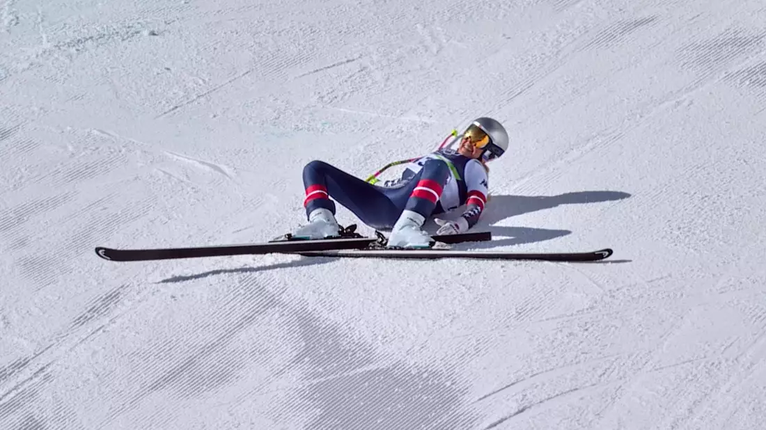 Nach ihrem Sturz blieb Vonn zunächst liegen und schrie vor Schmerzen. - Bild: Uncredited/Olympic Broadcasting Services via AP/dpa