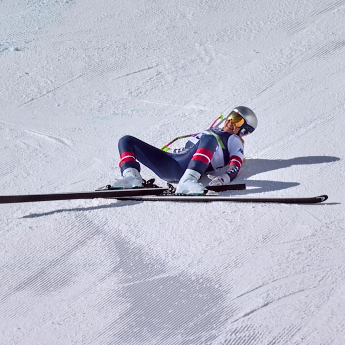 Nach ihrem Sturz blieb Vonn zunächst liegen und schrie vor Schmerzen. - Foto: Uncredited/Olympic Broadcasting Services via AP/dpa