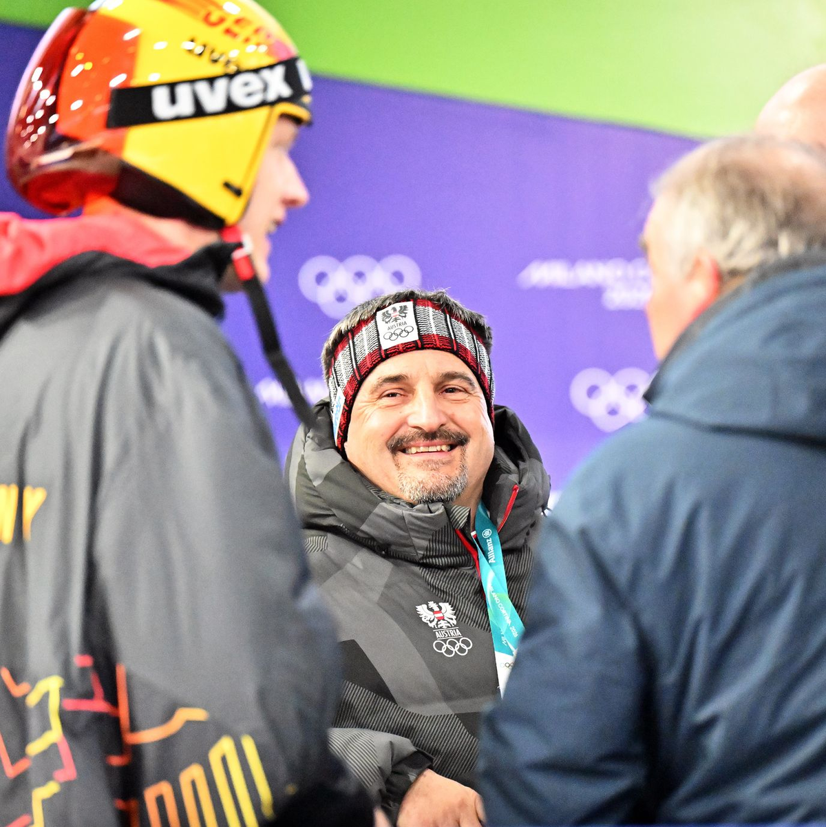 Georg Hackl (m) kann nach seinem Sturz mit einer ausgekugelten Schulter wieder lachen.  - Foto: Robert Michael/dpa