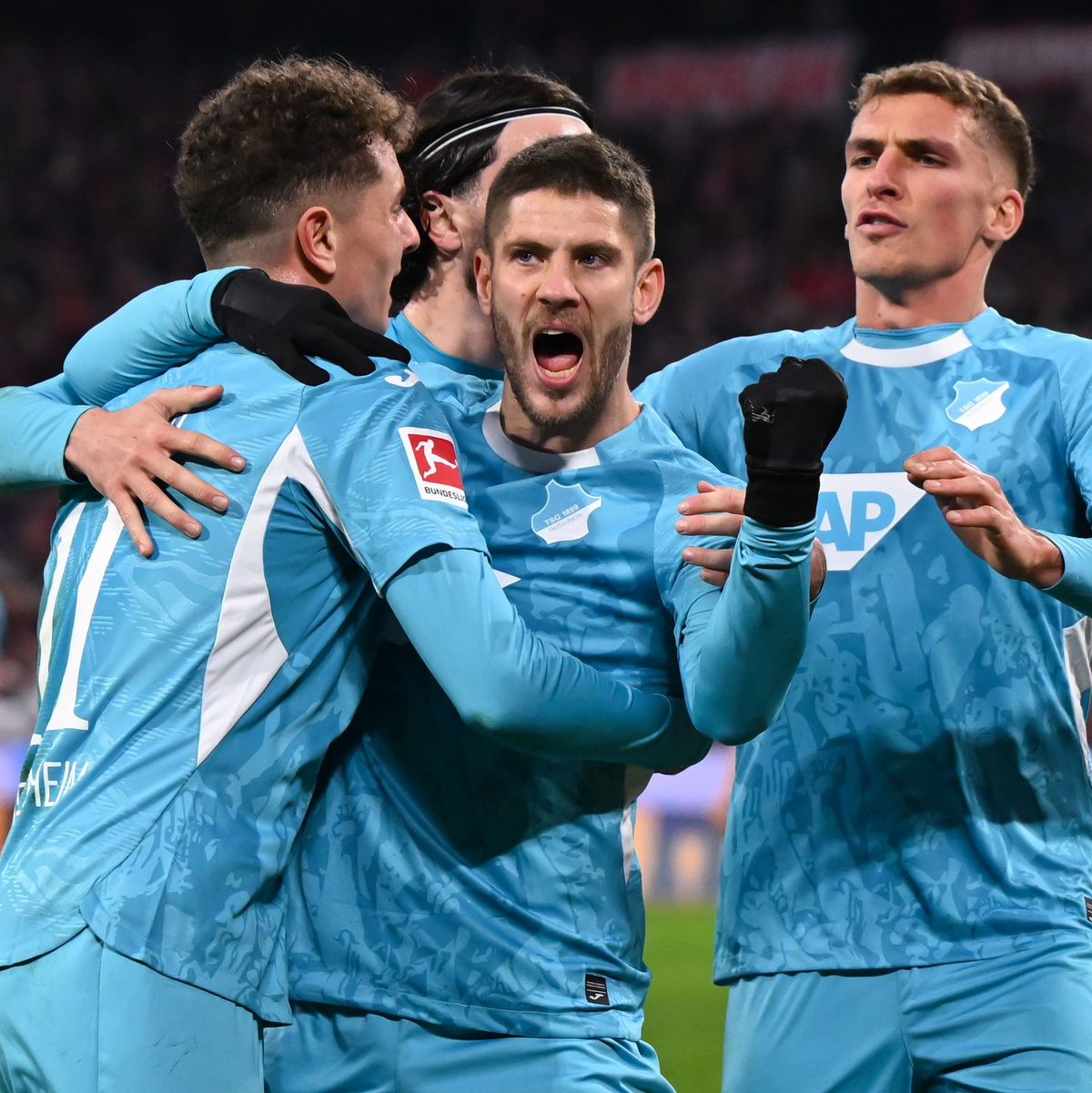 Andrej Kramaric (M) jubelt über das 1:1, das als Hoffenheimer Torausbeute zu wenig war. - Foto: Sven Hoppe/dpa