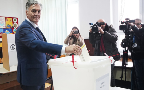 Auch nach der teilweisen Wahlwiederholung bleibt der Regierungsmann Sinisa Karan Präsident des serbischen Landesteils von Bosnien. (Archivbild) - Foto: Milivoje Pavicic/AP/dpa Auch nach der teilweisen Wahlwiederholung bleibt der Regierungsmann Sinisa Karan Präsident des serbischen Landesteils von Bosnien. (Archivbild) - Foto: Milivoje Pavicic/AP/dpa