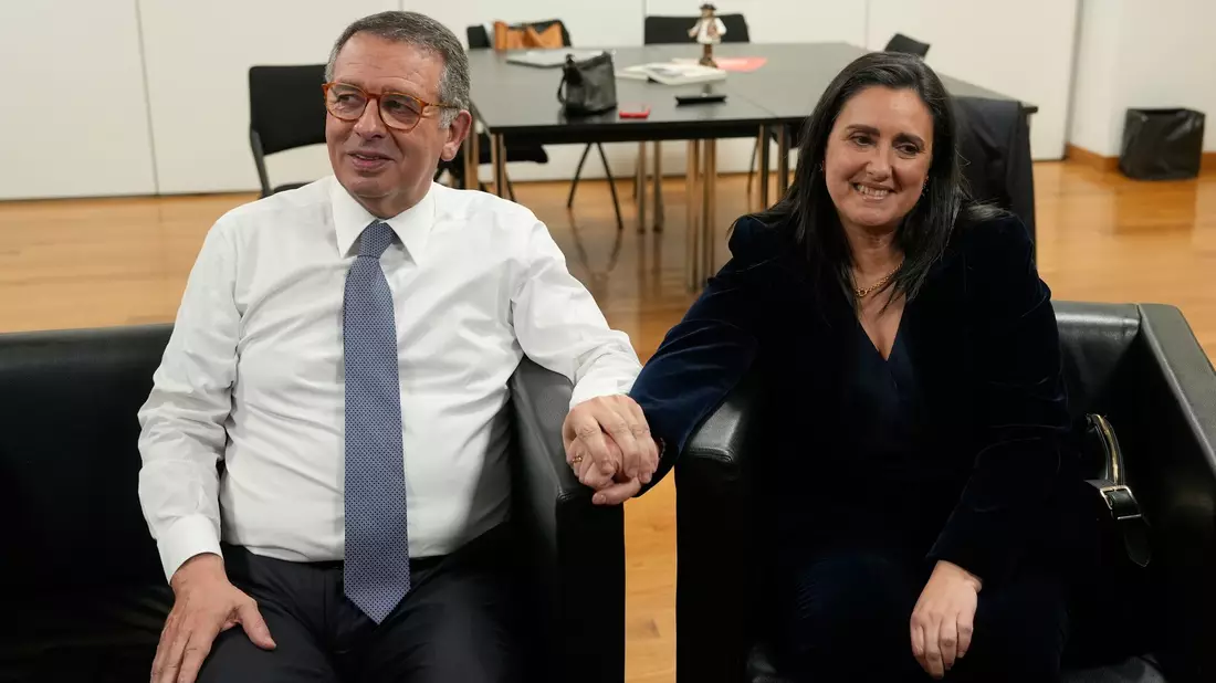 Seguro ließ sich am Wahlabend neben seiner Frau María Margarida Freitas ablichten. - Bild: Ana Brigida/AP/dpa