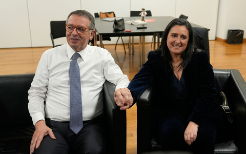 Seguro ließ sich am Wahlabend neben seiner Frau María Margarida Freitas ablichten. - Foto: Ana Brigida/AP/dpa