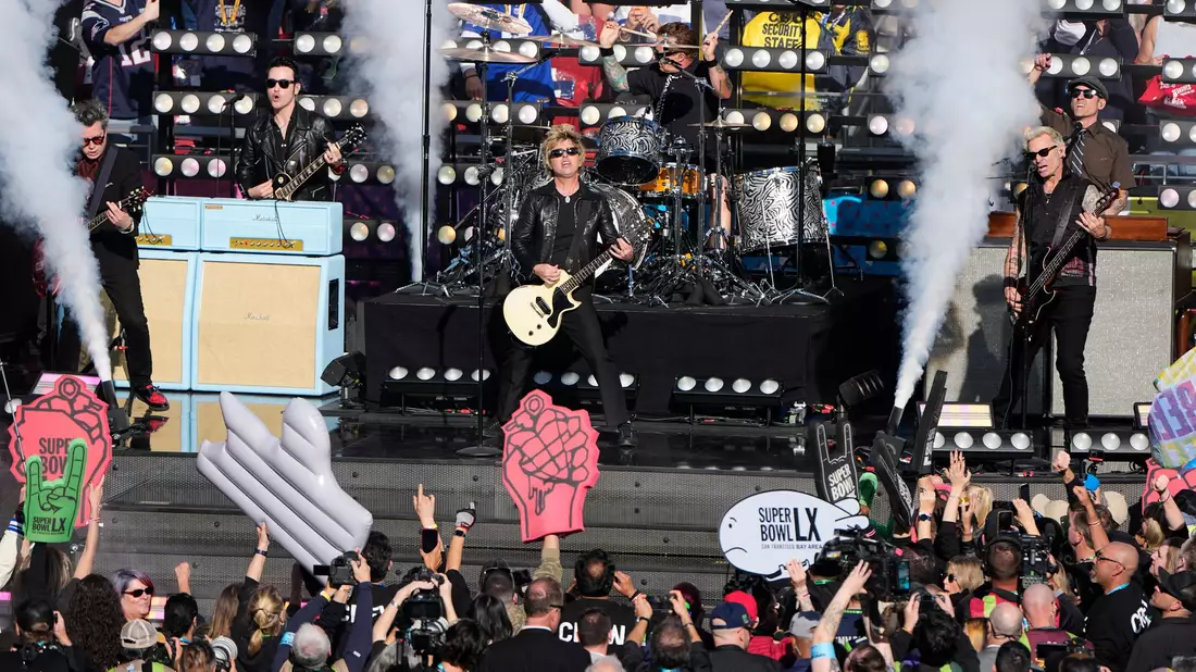 Green Day rockt die Bühne beim größten Sportereignis des Jahres. - Bild: Charlie Riedel/AP/dpa